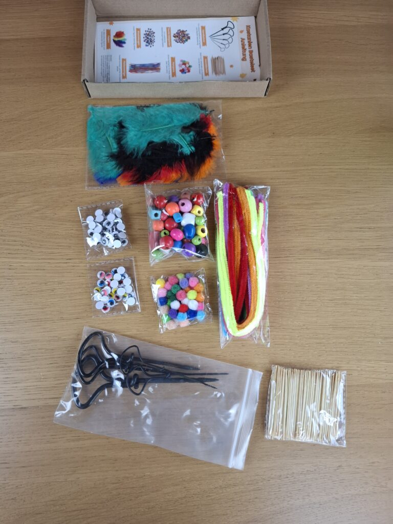 Kastanien-Bastelset von ECtury mit Handbohrern, Wackelaugen, Pompons, Perlen, Federn und Pfeifenreinigern von oben fotografiert