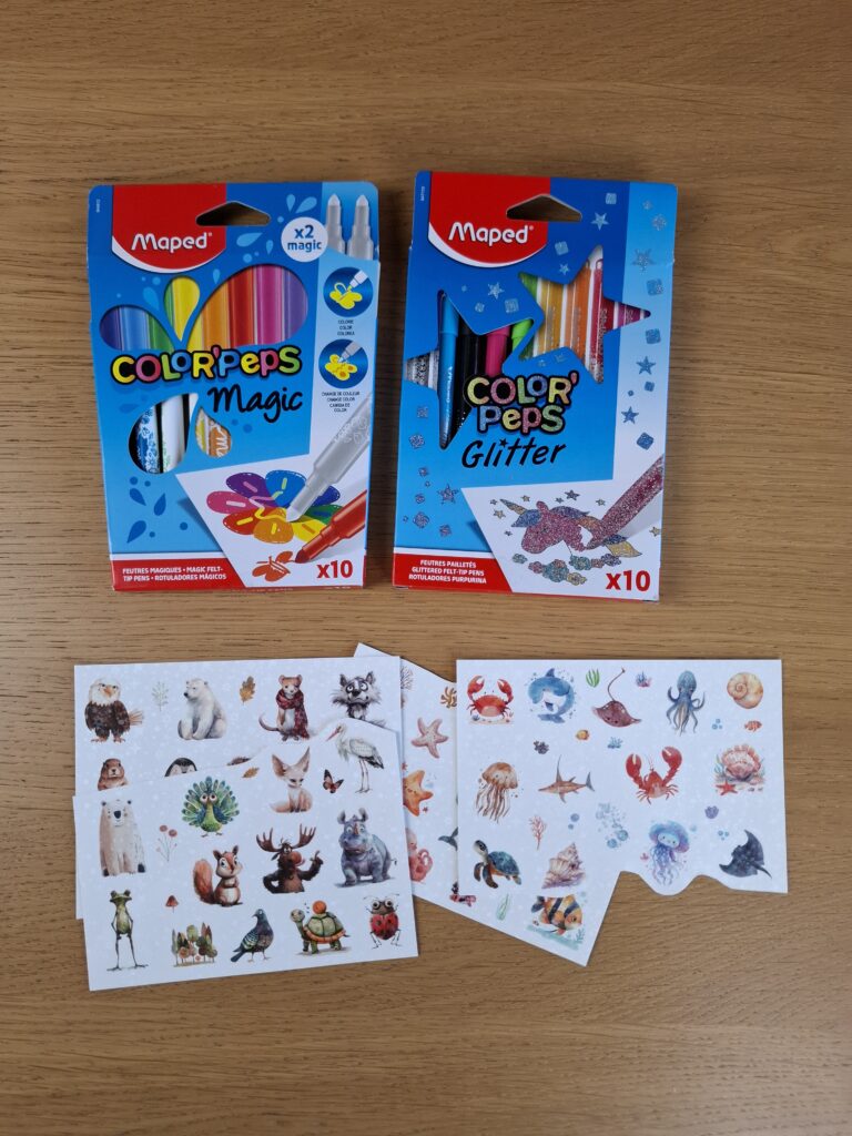 Filzstifte und Stickerbögen mit Tieren für den Adventskalender